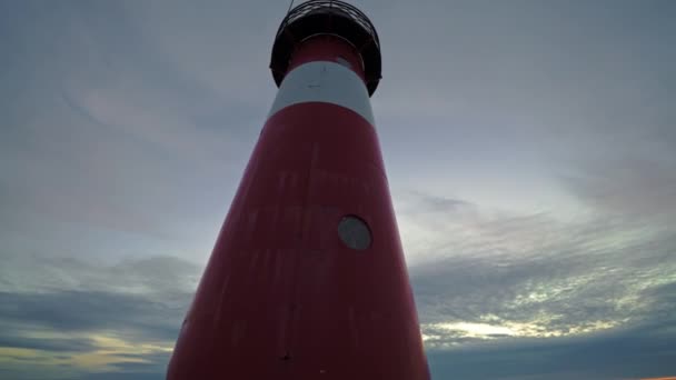 日落时高灯塔在海岸上的景象 — 图库视频影像