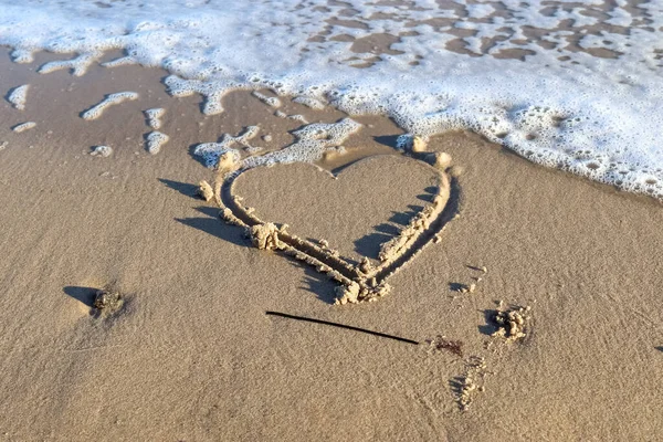 Kumsalın Kumlarına Çizilmiş Bir Kalp — Stok fotoğraf