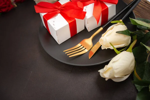 Ένα Κοντινό Πλάνο Τριαντάφυλλα Δώρα Μαχαίρι Και Πιρούνι Ένα Πιάτο — Φωτογραφία Αρχείου