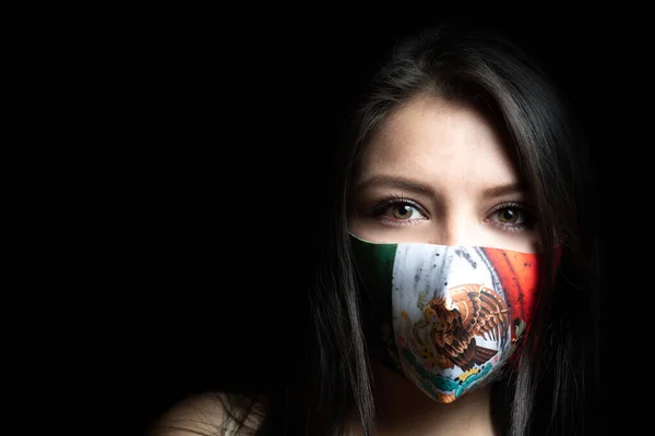 Ritratto Verticale Una Bella Donna Caucasica Che Indossa Una Maschera — Foto Stock