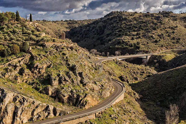 Una Toma Aérea Camino Entre Montañas Cerca Ciudad Toledo España — Foto de Stock