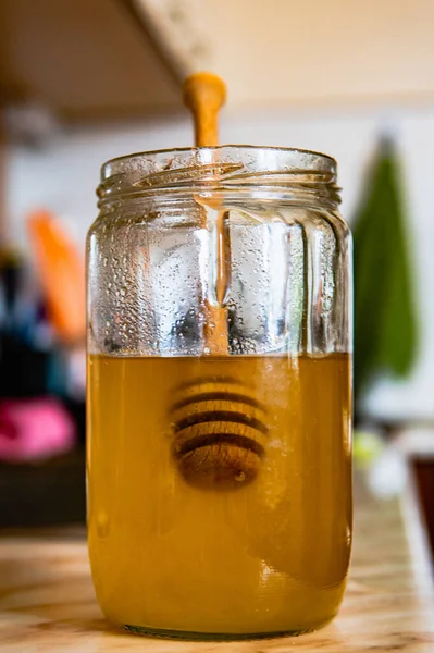 Eine Nahaufnahme Des Honigs Einem Glas Mit Einem Honiglöffel Auf — Stockfoto