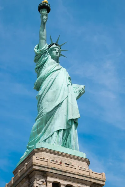 美国纽约市蓝天下的自由女神像的垂直镜头 — 图库照片