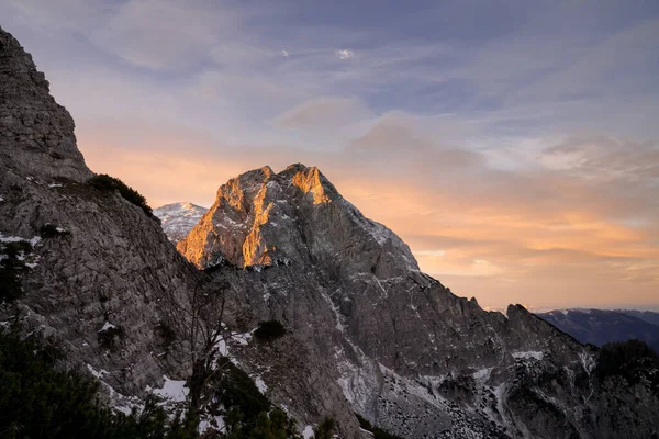 日没時の太陽の下で岩の多い山々の風景 背景に最適です — ストック写真