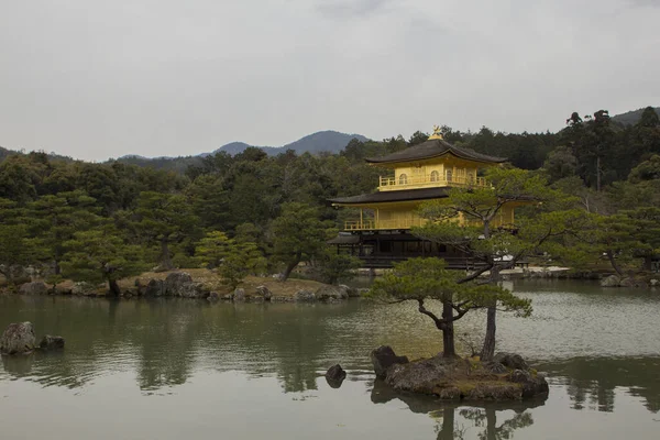 Gyönyörű Kilátás Nyílik Víztől Egy Erdőtől Körülvett Templomra Kinkakujiban Kiotóban — Stock Fotó