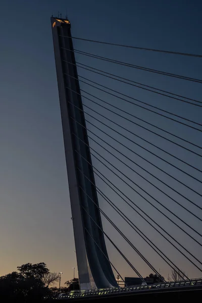 夕阳西下天空背景上的斜拉桥的垂直截图 — 图库照片