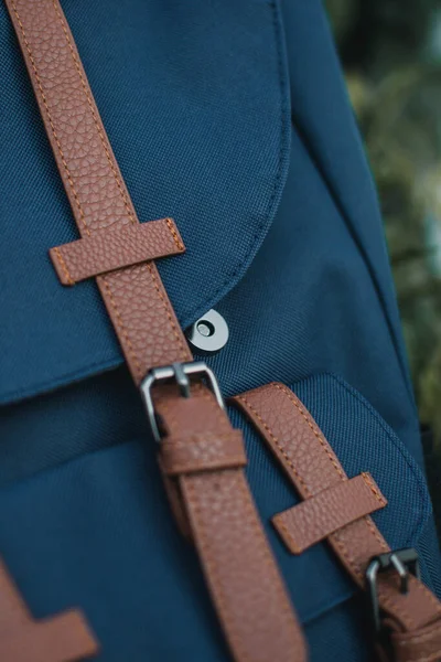 Nahaufnahme Eines Blauen Rucksacks Mit Geschlossener Tasche Auf Verschwommenem Hintergrund — Stockfoto