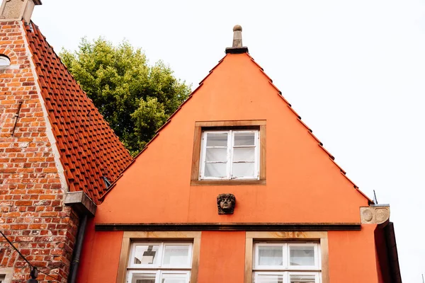 Ein Rotsteinfarbenes Haus Mit Rotem Ziegeldach Ein Ornamental Geschnitztes Steingesicht — Stockfoto