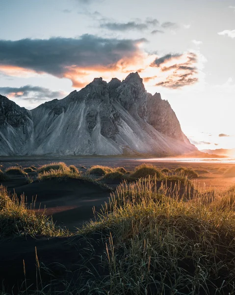 Een Prachtig Uitzicht Een Meer Omgeven Door Rotsachtige Bergen Groen — Stockfoto