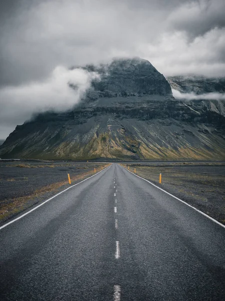 Een Verticaal Schot Van Een Lege Weg Met Rotsachtige Bergen — Stockfoto