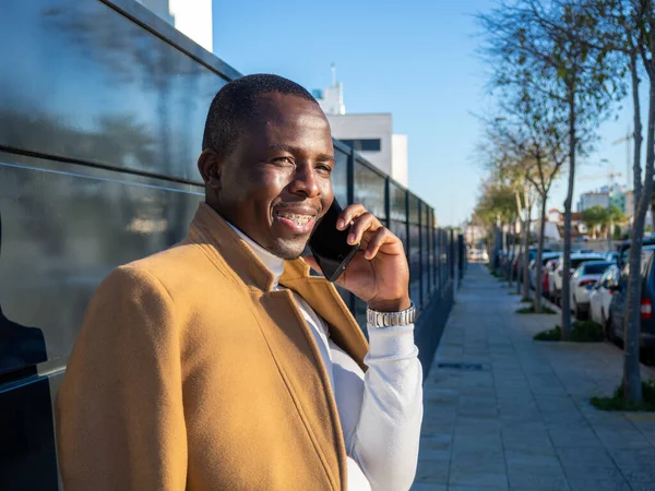 Een Oppervlakkige Focus Van Een Volwassen Afrikaanse Man Leunend Een — Stockfoto