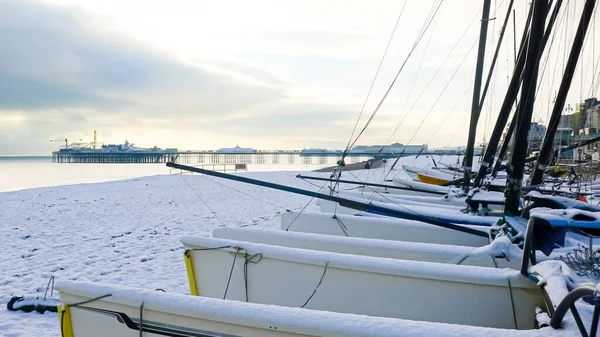 Een Winterlandschap Met Besneeuwde Afgemeerde Zeilboten Een Haven Brighton — Stockfoto