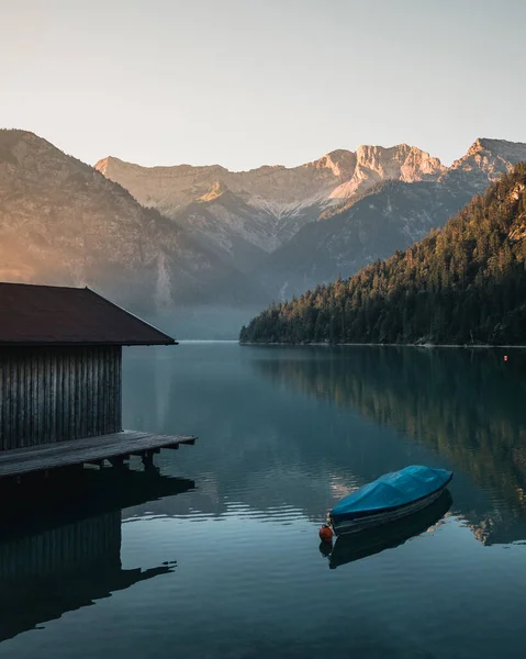 Egy Csónak Közelében Egy Faház Sziklás Hegyek Háttérben Svájcban — Stock Fotó