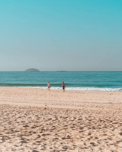 Una Bella Vista Una Coppia Che Una Passeggiata Sulla Spiaggia — Foto Stock