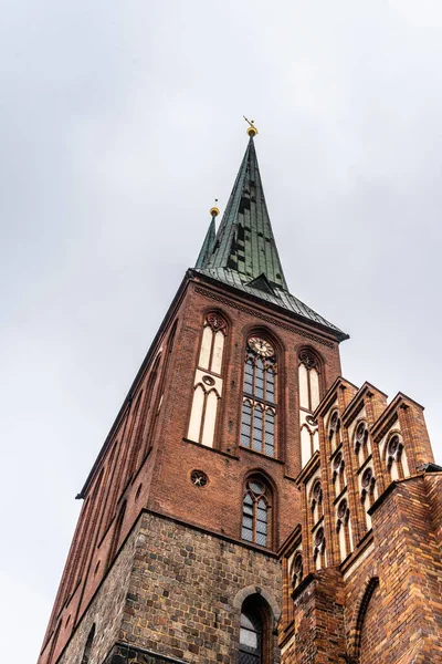Nízký Úhel Pohledu Kostel Mikuláše Berlíně Věže Pozadí Oblohy — Stock fotografie