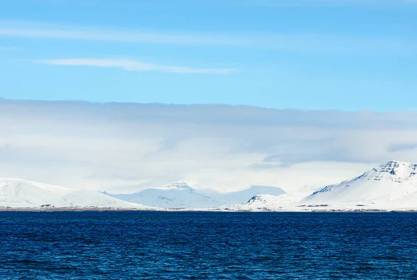 Krásný Záběr Modré Moře Plné Vln Před Zasněženou Horou Islandu — Stock fotografie