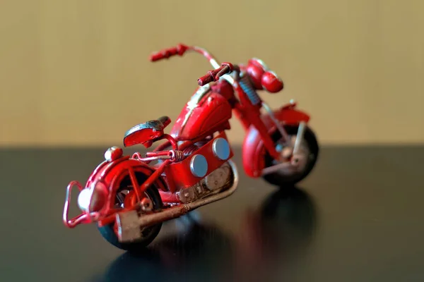 後ろから撮影されたテーブルの上にミニチュア古い赤いオートバイモデル — ストック写真
