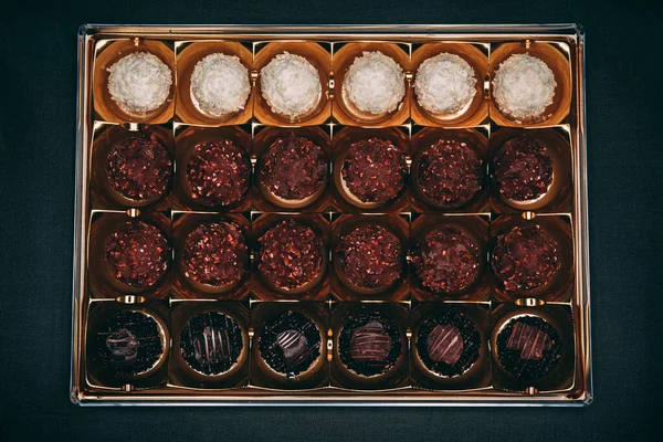 Una Caja Chocolate Con Chocolate Negro Leche Dulces Coco —  Fotos de Stock