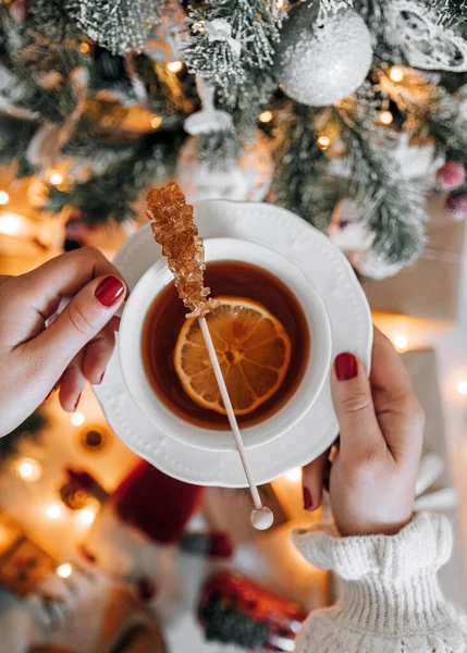 Eine Draufsicht Einer Frau Die Neben Einem Weihnachtsbaum Eine Tasse — Stockfoto