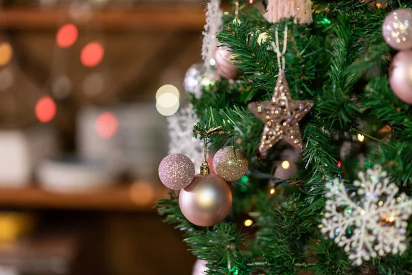 Los Detalles Árbol Navidad Bellamente Decorado —  Fotos de Stock