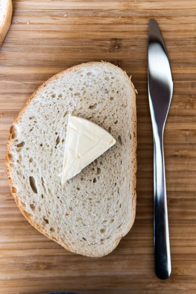Kahvaltının Dikey Çekimi Üzerinde Tereyağı Bıçak Olan Bir Dilim Ekmek — Stok fotoğraf