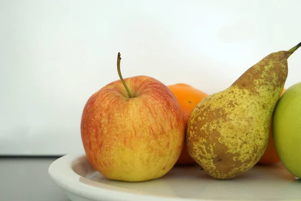 Eine Nahaufnahme Von Frischem Apfel Und Birne Auf Dem Tisch — Stockfoto