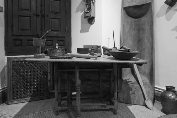 Eski Mutfak Gereçlerinin Gri Tonlu Bir Fotoğrafı — Stok fotoğraf