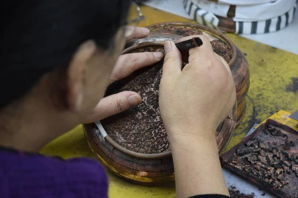 Primer Plano Una Mujer Bordando Metal Antiguo Cuenco Latón — Foto de Stock