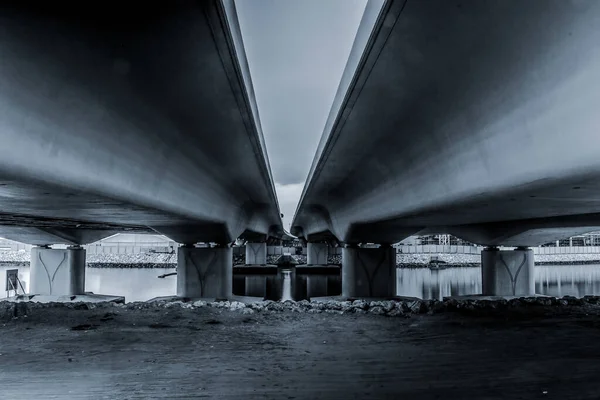 Uma Vista Andamento Ponte Sobrevoo Pilares Manama Bahrein Escala Cinza — Fotografia de Stock