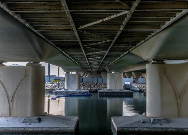 巴林麦纳麦正在进行的天桥及其柱子的观景 — 图库照片