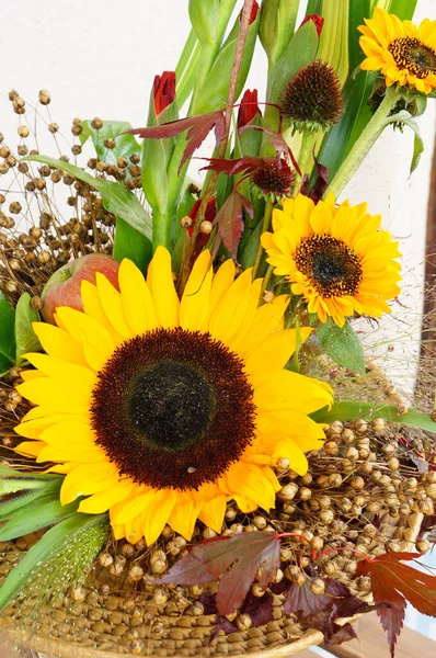 Pionowe Ujęcie Pięknej Kompozycji Kwiatowej Słoneczników Echinacei — Zdjęcie stockowe