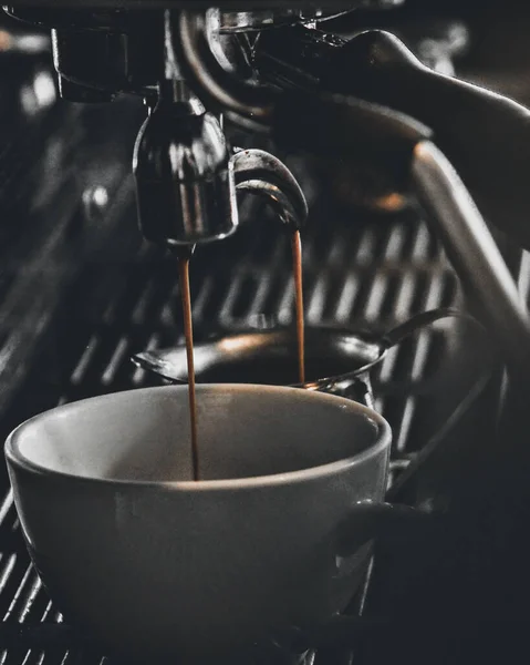 Egy Csodálatos Kép Egy Működő Kávéfőzőről Egy Csésze Ciffe Vel — Stock Fotó