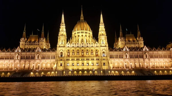 Uma Foto Horizontal Edifício Parlamento Budapeste Noite Frente Rio — Fotografia de Stock