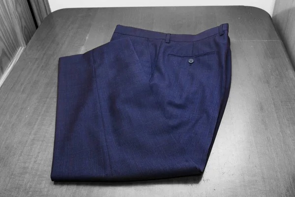 Damadın Pantolonunun Yakın Çekimi Gri Bir Kumaş Üzerinde Katlandı — Stok fotoğraf