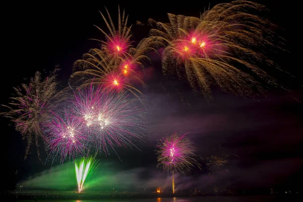 Eine Schöne Aufnahme Von Farbenfrohen Feuerwerk Leuchtet Den Nachthimmel — Stockfoto
