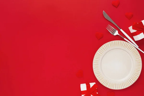 Közelkép Étkezőeszközök Ajándékok Piros Háttér Valentin Nap Szabad Hely Szöveges — Stock Fotó
