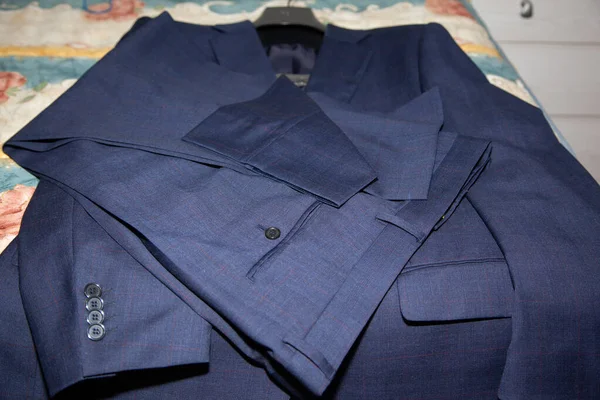 선택적 침대에 파란색 양복을 클로즈업 — 스톡 사진