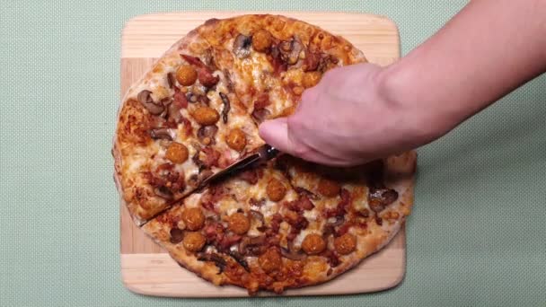 Tahta Tabakta Paten Bıçağıyla Lezzetli Pizzalar Kesiyor — Stok video