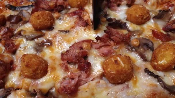 Corte Mano Deliciosa Pizza Con Cuchillo Rodillo Placa Madera — Vídeos de Stock