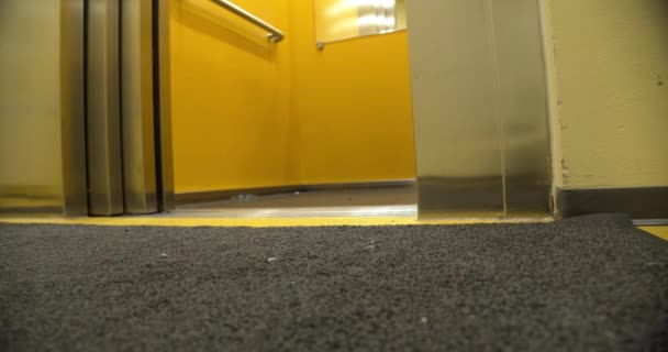 4K自动关闭电梯门的特写 — 图库视频影像