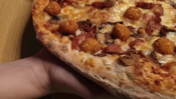 Manos Masculinas Poniendo Pizza Tabla Cortar Madera Vista Superior — Vídeos de Stock