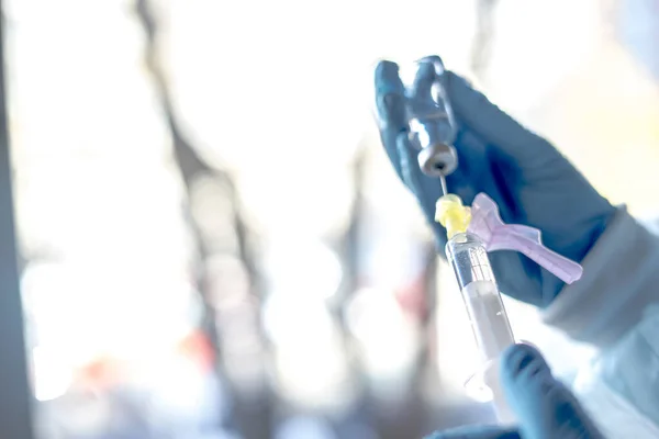Covid Aşısını Elinde Bir Şırıngayla Tutan Bir Sağlık Görevlisi — Stok fotoğraf
