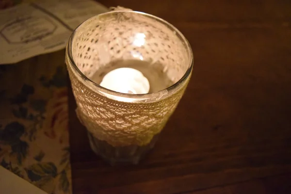 在模糊的背景下 在美丽的玻璃杯中选择性地拍摄一支燃烧的蜡烛 — 图库照片