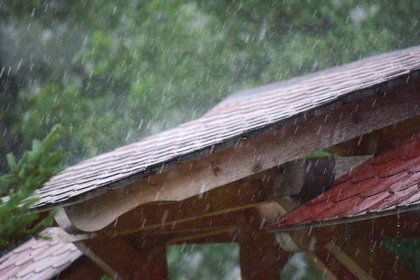 赤い屋根の表面に大雨の閉鎖 — ストック写真