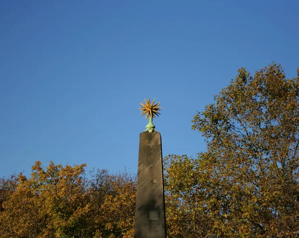 Colpo Angolo Basso Una Statua Catturata Berlino — Foto Stock