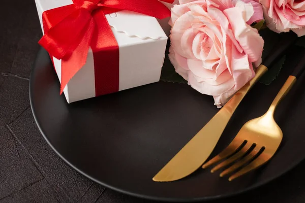 Крупный План Роз Подарков Ножа Вилки Тарелке — стоковое фото