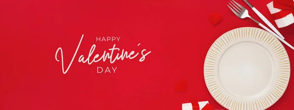 Крупный План Поздравления Днем Святого Валентина Тарелкой Ложкой Вилкой Сбоку — стоковое фото