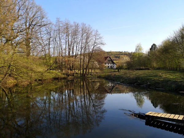 Klidný Rybník Obklopený Stromy Venkovským Domem Pozadí — Stock fotografie