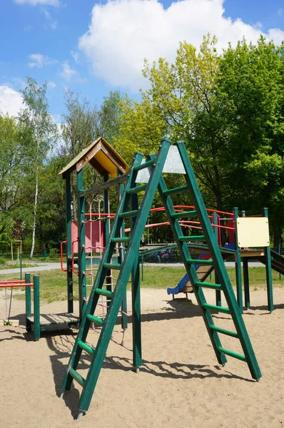 Tiro Vertical Parque Infantil Parque Público — Fotografia de Stock