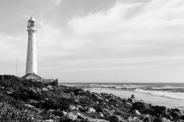 Disparo Escala Grises Del Faro Slangkoppunt Rodeado Por Mar Bajo — Foto de Stock